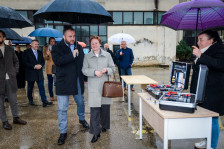 (ФОТОВЕСТ) Вистински џентлмен: Тошковски и држеше чадор на геманската амбасадорка