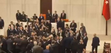 Се испотепаа пратениците во турскиот парламент