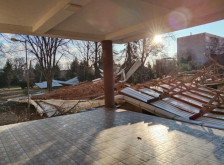 Силниот ветер направи хаос – Одлета лимена конструкција од покрив на училиште