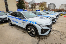 Тешка сообраќајка во Штип: Мопед се судри со автомобил – двајца повредени