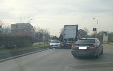 (ФОТО) Сообраќајка на влезот во Скопје: Се судрија камион и автомобил