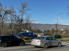 (ФОТО+ВИДЕО) Службите ги товарат преостанатите делови од семафорот – сообраќајот се одвива отежнато