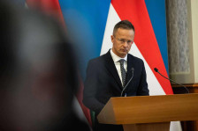 Сијарто дециден: Унгарија нема да купува поскапа нафта само за да му угоди на Западот