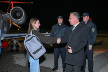 ФОТО: Првите македонски државјани слетаа во Скопје