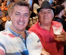 ФОТО: Македонскиот пејач скршен по загубата на својот татко – „Непребол”