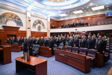 Една година од пеколот во „Пулс“: Собранието со солзи и едноминутно молчење им оддаде почит на 63-цата загинати во Кочани