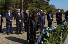 Сиљановска-Давкова испиша историја – прв македонски претседател кој го посетил меморијалниот комплекс „Треблинка“