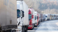 Започна блокадата на границите: Километарски колони од паркирани камиони