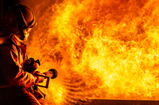 Хорор во Прилеп: Пожарникар повреден од струен удар додека гасел пожар во куќа