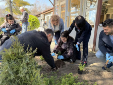 (ФОТО) Инклузија на дело во Кисела Вода: Деца со церебрална парализа заедно со градоначалничката садеа цвеќе