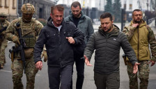 Шон Пен ги посети украинските војници на фронтот