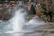 Високи бранови на Охридското Езеро, југот веќе прави проблеми