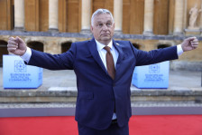 Дали ЕУ падна во стапицата на Виктор Орбан, прашува Политико