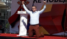 Филипче до Мицкоски: Ние не клечевме на колена, молејќи за власт а ветувајќи враќање на името