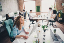 Кога разговорот со АИ станува опасен: луѓе губат пари, семејства и контакт со реалноста