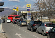 На Балканот паднаа цените на горивата, Македонија ќе го чека понеделник