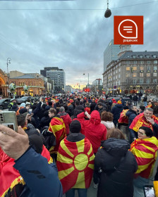 (ФОТО + ВИДЕО) Македонските навивачи го претворија центарот во Копенхаген во црвено жолта сцена!