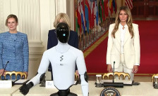 Додека Трамп го реже образованието, Меланија нуди АИ-визија за учениците