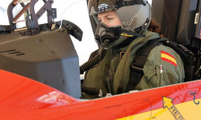 Шпанската престолонаследничка Леонор самостојно леташе со воен тренажен авион