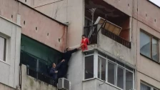 Полицајци спасија дете кое висеше од надворешната страна на оградата на осми кат