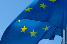 Европскиот парламент бара нова дефиниција за силување заснована на согласност: „само да значи да“ како стандард во ЕУ