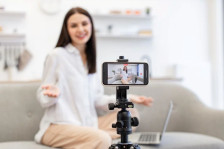 Апликациите за пријателства носат 16 милиони долари: Кој ги користи?