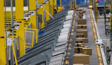 Ресторани, хотели и трговци смислуваат креативни надоместоци за да заработат повеќе