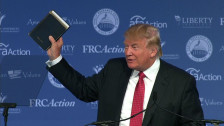 Трамп најде време да учествува во маратонско читање на Библијата