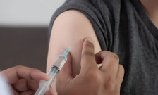 ХПВ вакцината ги штити и мажите: ризикот од рак речиси преполовен
