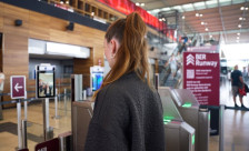 Македонци јавуваат гужви на аеродромите и границите по новиот ЕЕС