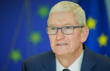 Кој е Тим Кук: човекот што го наследи Стив Џобс и го направи Apple компанија од 4 трилиони долари