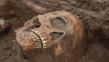 Работници на железница открија олтар со човечки черепи