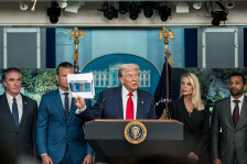 Бонди нема да сведочи за Епстајн, смената ѝ стана правен штит