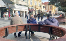 Македонија интензивно старее, а младите си заминуваат