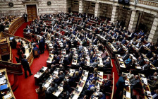 Грчкиот парламент им го тргна штитот на 13 пратеници во аферата со ЕУ субвенции
