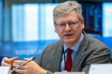 Ексклузивно интервју со Ласло Андор: Унгарија утре бира а демократијата е на тест, за Балканот меѓу проширувањето и влијанијата