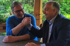 Падот на Орбан би го оставил Вучиќ без последниот важен штит во Европа