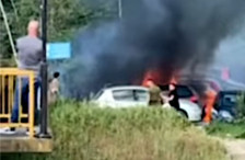 Пет возила изгореа под Кале, војник спречил пожарот да се прошири