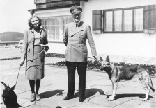 Хитлер се оженил со Ева Браун и напишал тестамент на 29 април 1945 година, кога советските трупи биле пред Берлин