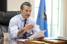 Иран ќе мора да направи мудар избор, Трамп не се шегува, предупредува Пит Хегсет