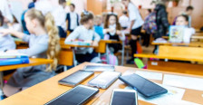 Велика Британија ги забранува „паметните телефони“ во училиштата