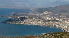 (ВИДЕО) За влакно избегната трагедија во Охрид, параглајдерот за малку ќе удреше мајка и дете