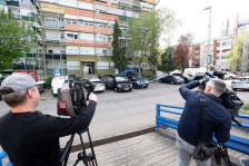 Мајка се самоуби скокајќи од зграда, а полицијата во станот пронајде тело на малолетничка