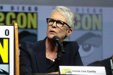 По падот на Орбан, Џејми Ли Кертис јавно го прегрна своето унгарско потекло