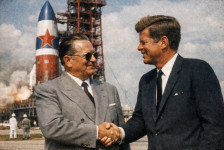 Артемис 2 полетува, како Тито му ја продаде месечината на Кенеди