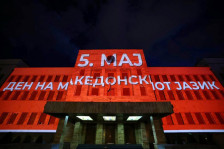 Зошто Љутков го игнорира македонскиот јазик? Има ли Мицкоски чувство дека министерот не го спроведува законот