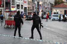 Турската полиција употреби солзавец и приведе речиси 400 лица на првомајските протести