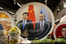 Путин пристигна по спас во Кина