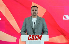 Младите не заминуваат од инает: зад повикот на Мицкоски стои празна политика