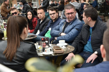 Мицкоски им порача на младите да не бараат бесплатно здравство – но нивните пари со години ја движат Македонија